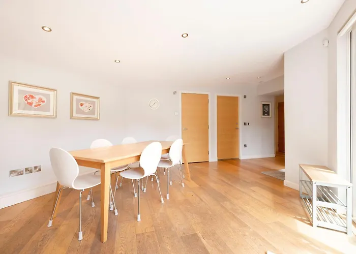 Apartment Stylish 3-bedroom 2-storey House With Patio And Balcony Near Princes Street
