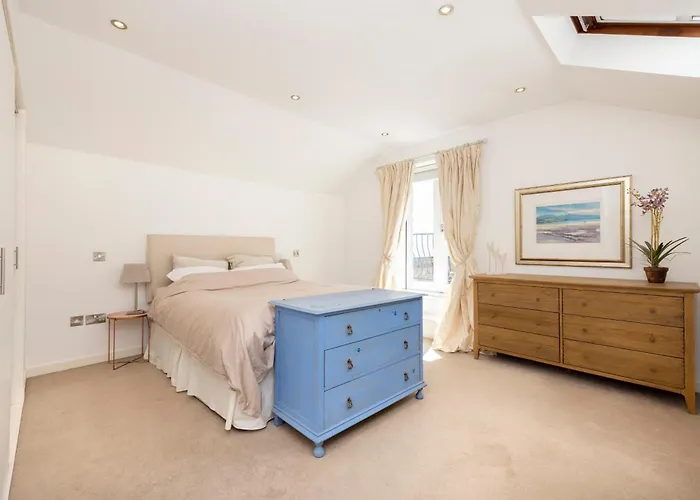 Stylish 3-bedroom 2-storey House With Patio And Balcony Near Princes Street Apartment *
