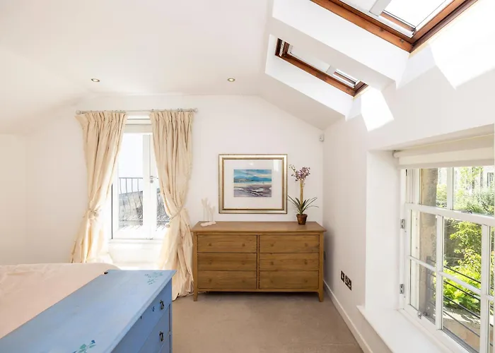 Apartment Stylish 3-bedroom 2-storey House With Patio And Balcony Near Princes Street
