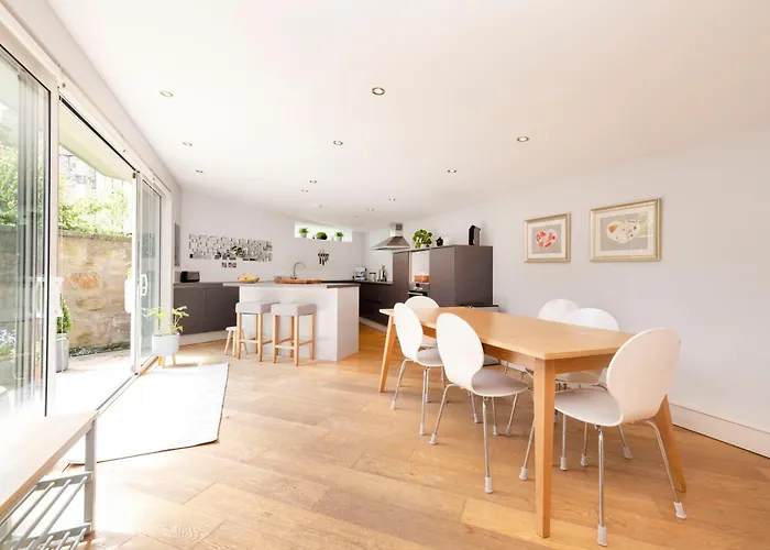 Stylish 3-bedroom 2-storey House With Patio And Balcony Near Princes Street * Edinburgh