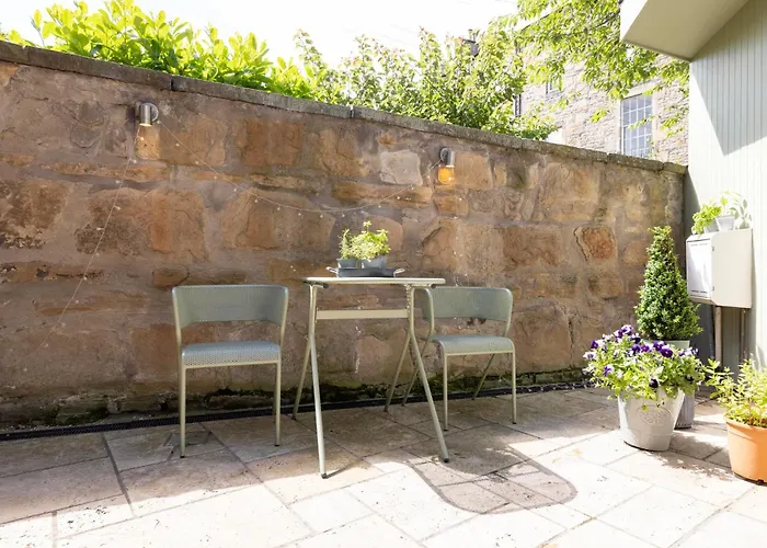 Stylish 3-bedroom 2-storey House With Patio And Balcony Near Princes Street Apartment