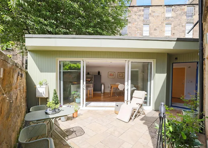 Apartment Stylish 3-bedroom 2-storey House With Patio And Balcony Near Princes Street