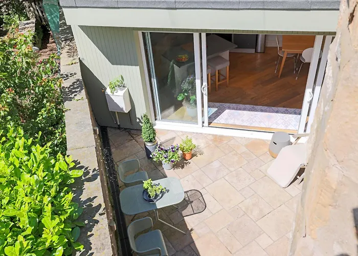 Stylish 3-bedroom 2-storey House With Patio And Balcony Near Princes Street Apartment *