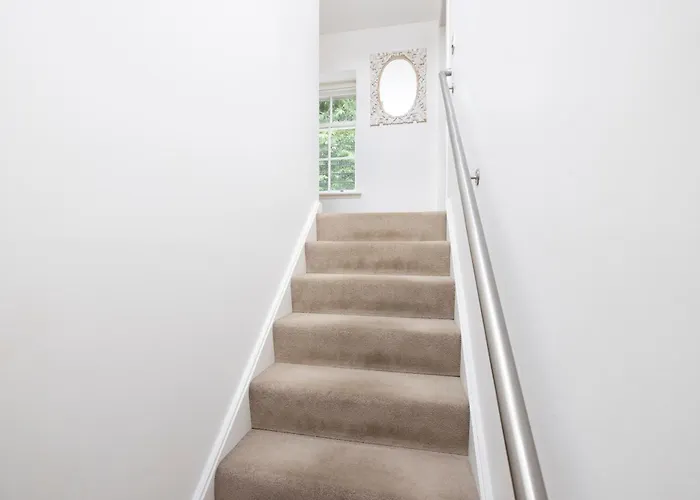 Stylish 3-bedroom 2-storey House With Patio And Balcony Near Princes Street