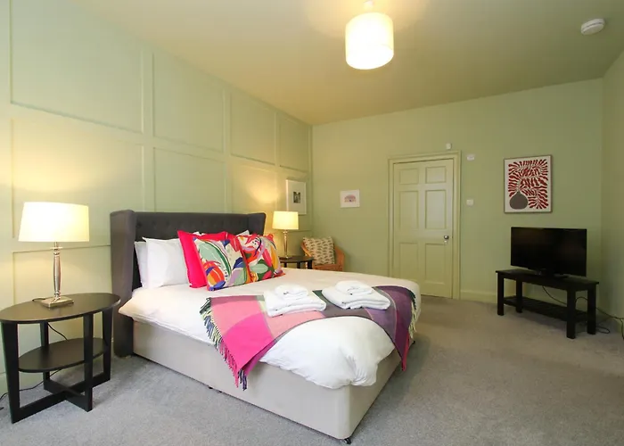 Centre New Town 2 Bedroom Flat דירה