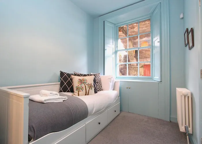 Centre New Town 2 Bedroom Flat דירה *