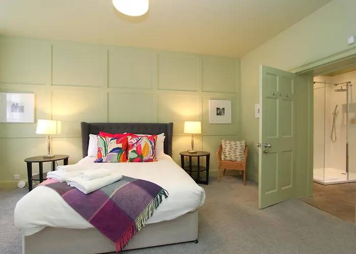 Centre New Town 2 Bedroom Flat דירה *