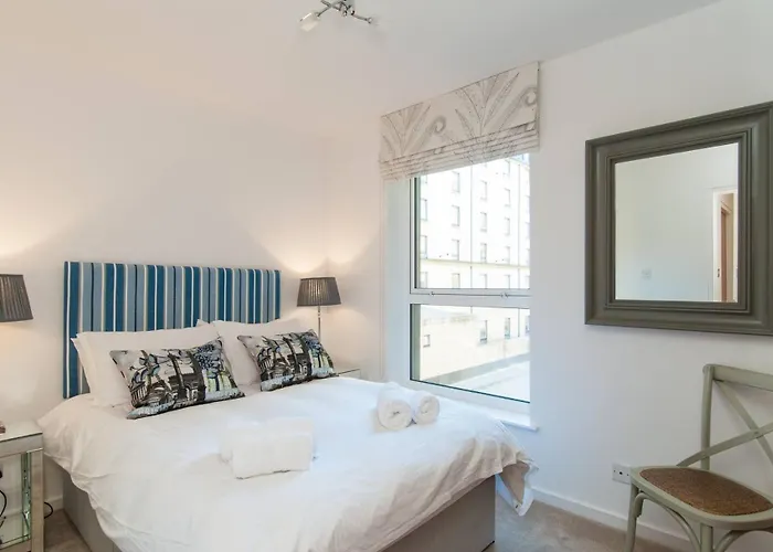 Holyrood Road Park - 379 Apartment *