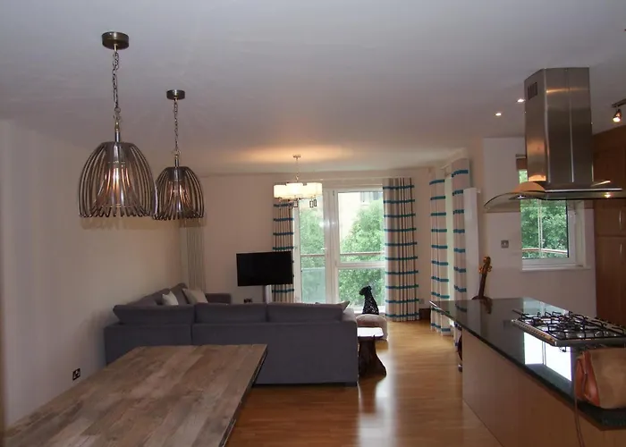 Holyrood Road Park - 379 Apartment *