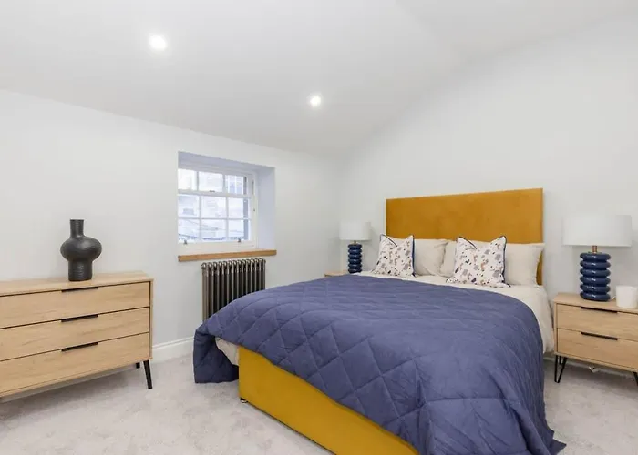 Dragon - Yukina - 2 Bed Centre House With Garden Edinburgh