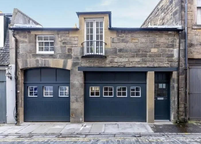 Dragon - Yukina - 2 Bed Centre House With Garden Holiday home Edinburgh