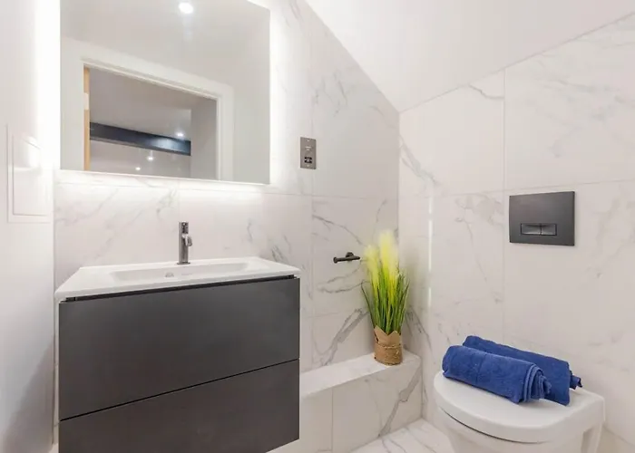 Dragon - Yukina - 2 Bed Centre House With Garden Edinburgh