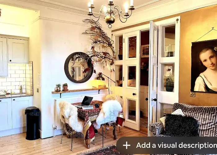 The Holyrood Park Hideaway Is A Lush & Arty 2 Double Bed Edynburg
