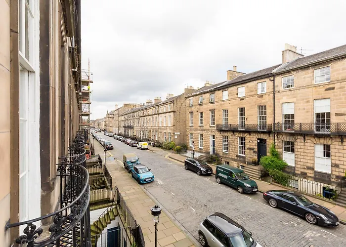 Light And Spacious 2 Bedroom Flat In Heart Of