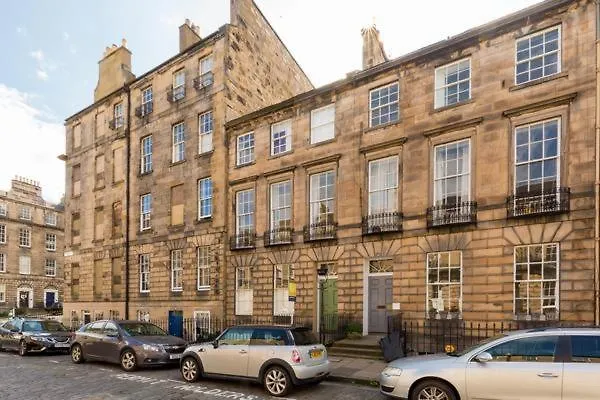 Light And Spacious 2 Bedroom Flat In Heart Of Holiday home