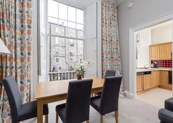 Light And Spacious 2 Bedroom Flat In Heart Of Holiday home