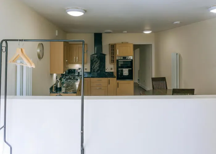 Apartament Homely 3 Bedroom In The Heart Of