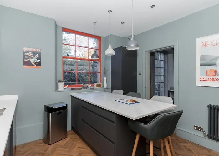 Апартаменты Beautiful & Bright 2bd Flat - Haymarket