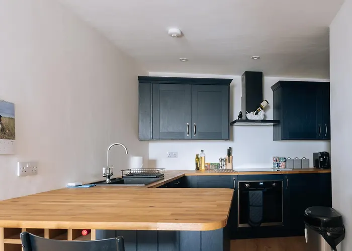& Modern 2bd Flat -