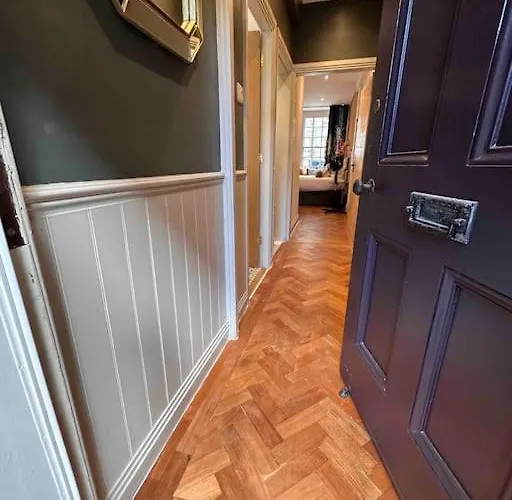 16th Century Courtyard On The Royal Mile *