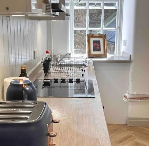 16th Century Courtyard On The Royal Mile