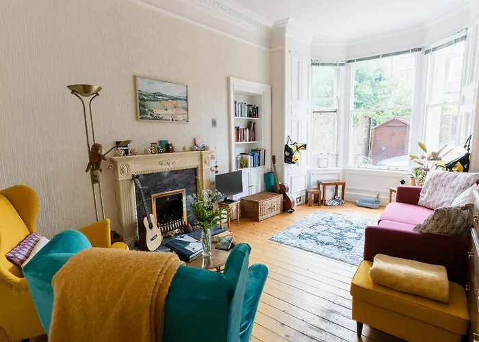 Palm Tree Apartment- Period With Cat * Edynburg