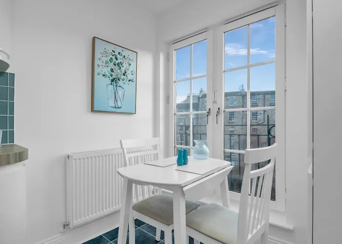 Guestready - Light & Airy In New Town