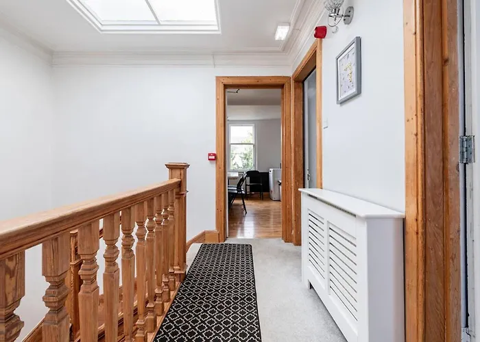 Luxury Victorian 5 Bedroom By Lady Road Apartmán