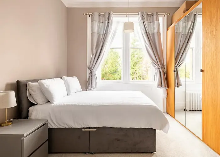 Luxury Victorian 5 Bedroom By Lady Road Apartmán