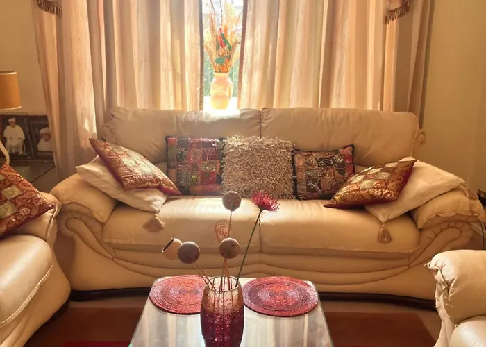 Homestay Private In Charming Detached House In Newington