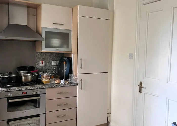 Homestay Private In Charming Detached House In Newington