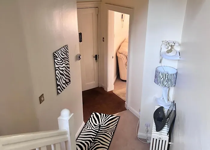 Homestay Private In Charming Detached House In Newington *