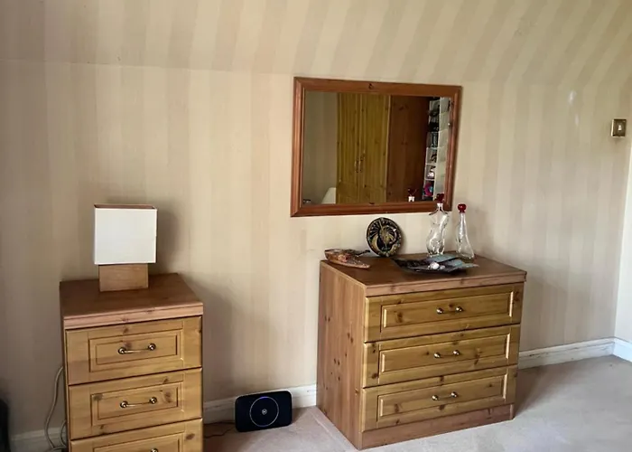 Private In Charming Detached House In Newington *