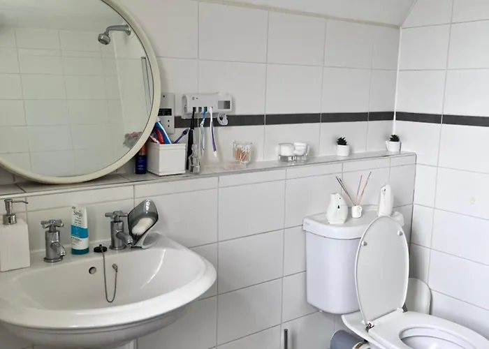 Private In Charming Detached House In Newington *