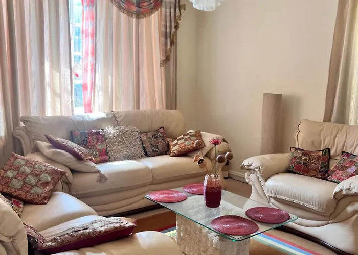 Private In Charming Detached House In Newington Homestay