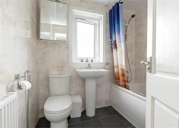 3 Bed House In - Private Parking * Edimburgo