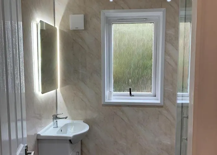 Two Bedroom Flat Close To Meadows With Free Parking By Parking Permit