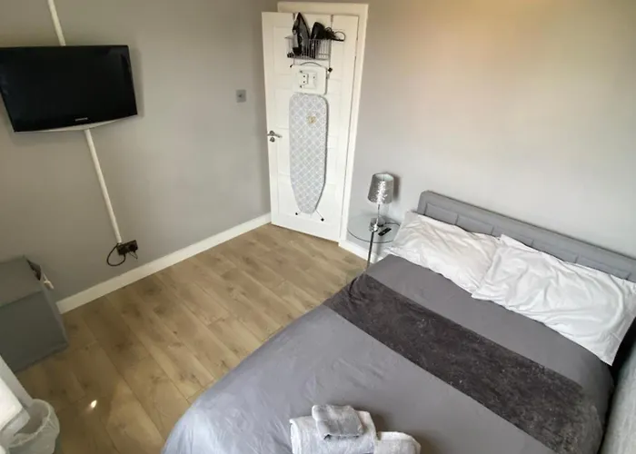 Modern Quiet Center Airport 2 Bedroom אדינבורו