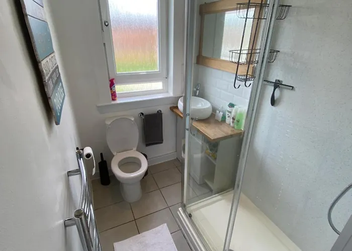 Modern Quiet Center Airport 2 Bedroom אדינבורו