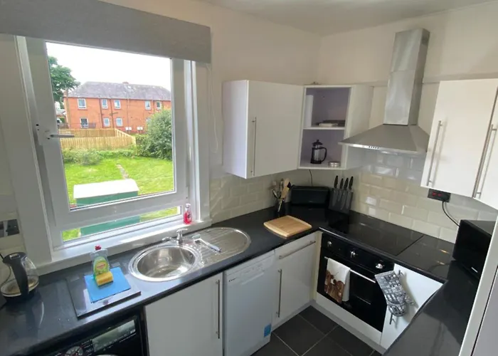 Modern Quiet Center Airport 2 Bedroom דירה *