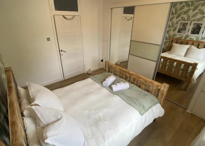 Modern Quiet Center Airport 2 Bedroom