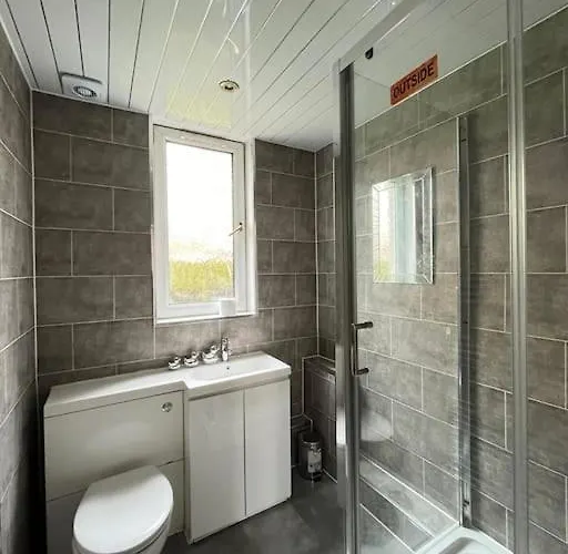 2 Bedrooms In Near Center * Edinburgh