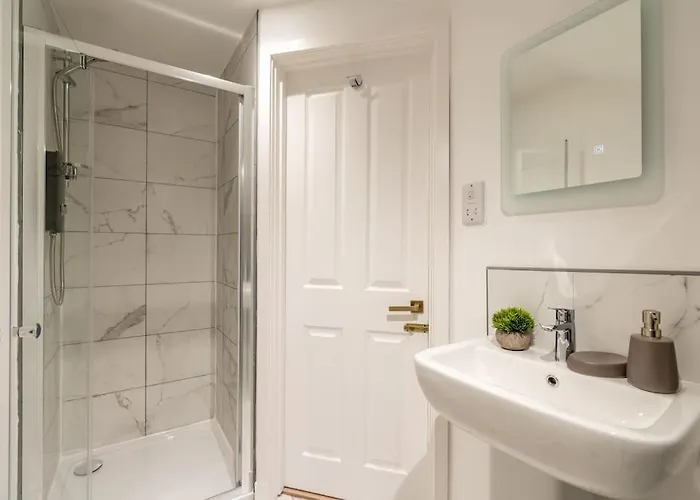 Superb Two Bedroom 2 Bathroom Morningside *