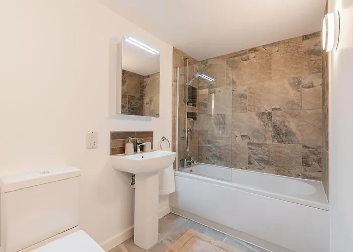 Superb Two Bedroom 2 Bathroom Morningside *
