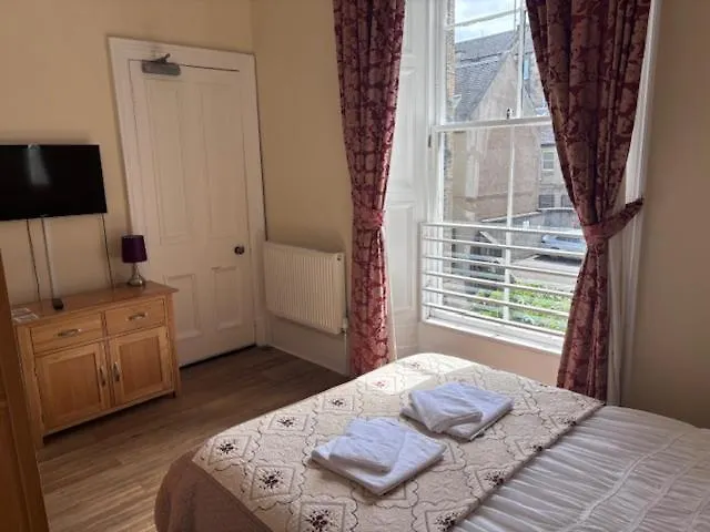 Edinburgh City Suites 4*