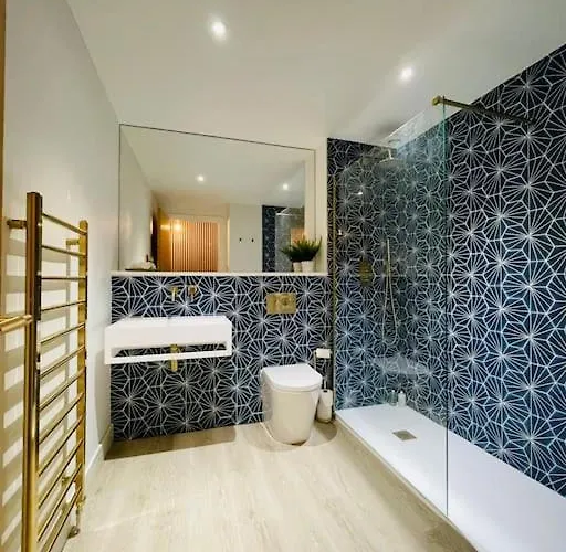 Designer In With Free Parking *