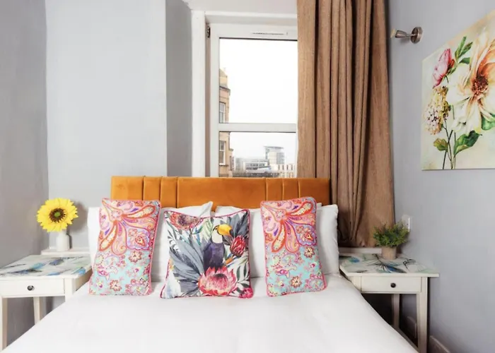 Warm & Welcoming Close To Meadows! City Centre 10 *