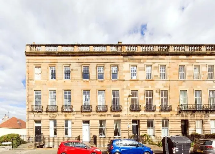 Spacious New Town Garden Flat *
