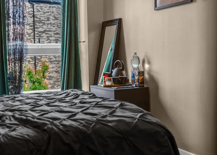 Cosy, Stylish Bedroom For Business And Work Travellers בית אירוח *