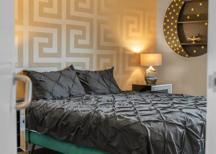 Cosy, Stylish Bedroom For Business And Work Travellers בית אירוח